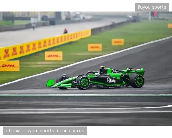 F1车手过弯线与牵引力训练：极速驾驶的秘密武器